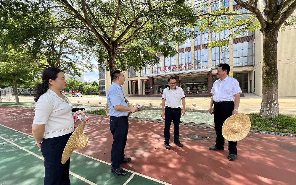 省农垦集团公司督导组到省农工商学校督查蚊媒疫情防控...